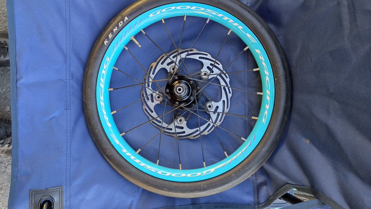 レーシングミク号に使用していた349サイズのホイールを元々のホイール