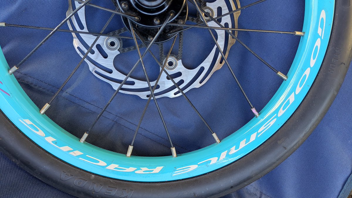 レーシングミク号に使用していた349サイズのホイールを元々のホイール