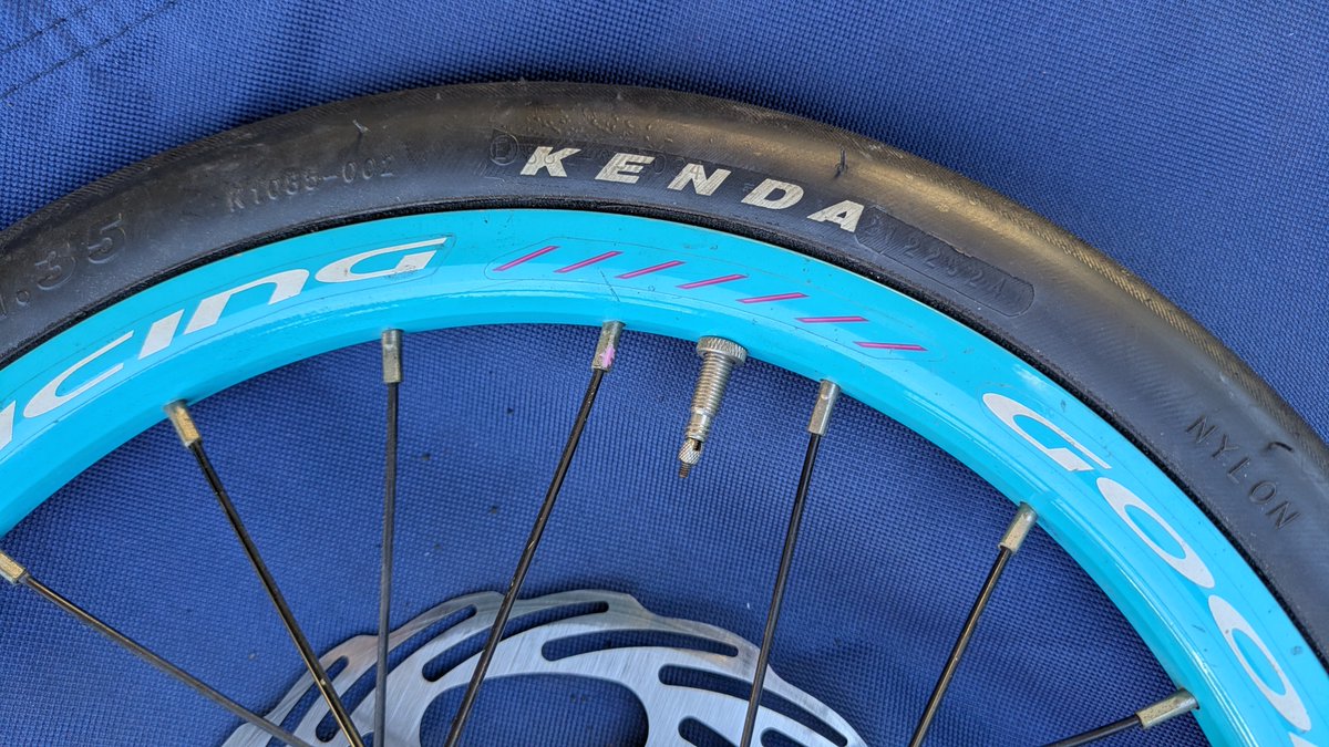 レーシングミク号に使用していた349サイズのホイールを元々のホイール