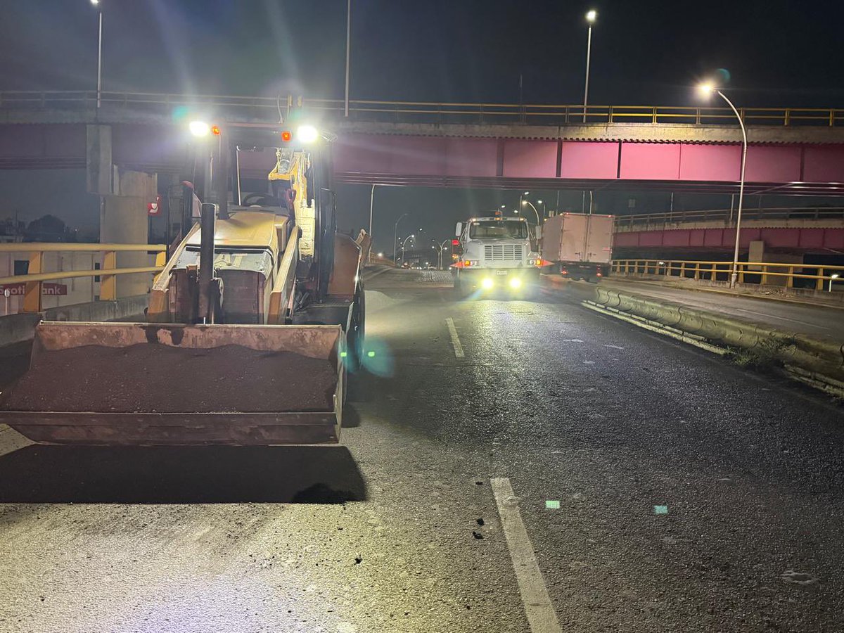 Esta noche, como parte del programa especial de rehabilitación de vialidades, continúan los trabajos de pavimentación y bacheo en distintos tramos del Periférico “Carlos Pellicer Cámara” y de la avenida “Adolfo Ruiz Cortines”. En Centro, fortalecemos la conectividad y mejoramos