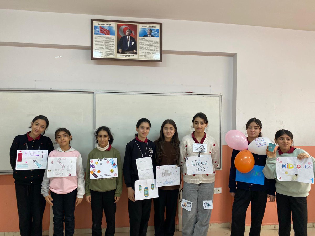7. sınıf öğrencilerimizle elementleri sadece öğrenmedik, canlandırdık! ⚛️
Sembollerini tanıdık, kullanım alanlarını keşfettik ve bilimi sahneye taşıdık.
Bilim Yaşayarak Öğrenilir!🌍✨
<a href="/faypol56/">Faysal POLAT</a> <a href="/ceylan_i/">Emir Ceylan</a> <a href="/KurtalanMem/">Kurtalan İlçe Milli Eğitim Müdürlüğü</a>