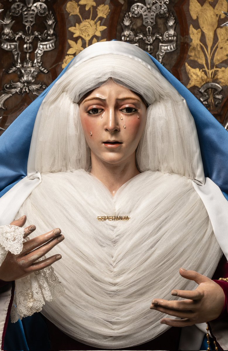Hdad_Macarena's tweet image. MIÉRCOLES DE CENIZA | La Santísima Virgen de la Esperanza Macarena amanece vestida de hebrea, como hija fiel de Israel, para abrirnos el camino de la Cuaresma: tiempo de espera, conversión y confianza. 

Luce un conjunto conformado por el manto azul de raso, saya burdeos, fajín…
