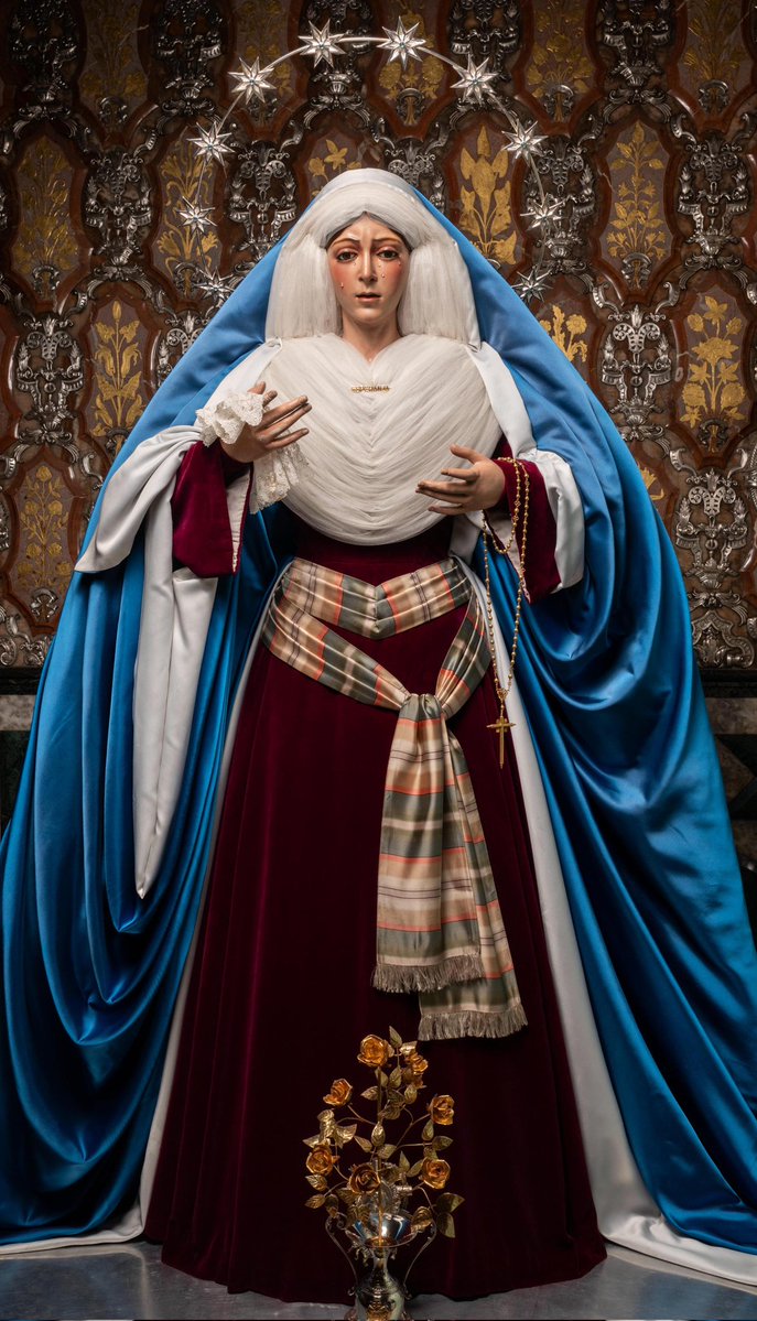 Hdad_Macarena's tweet image. MIÉRCOLES DE CENIZA | La Santísima Virgen de la Esperanza Macarena amanece vestida de hebrea, como hija fiel de Israel, para abrirnos el camino de la Cuaresma: tiempo de espera, conversión y confianza. 

Luce un conjunto conformado por el manto azul de raso, saya burdeos, fajín…