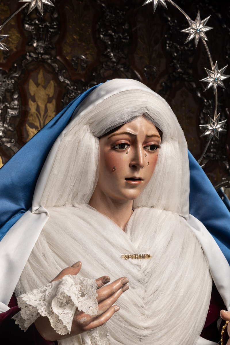 Hdad_Macarena's tweet image. MIÉRCOLES DE CENIZA | La Santísima Virgen de la Esperanza Macarena amanece vestida de hebrea, como hija fiel de Israel, para abrirnos el camino de la Cuaresma: tiempo de espera, conversión y confianza. 

Luce un conjunto conformado por el manto azul de raso, saya burdeos, fajín…