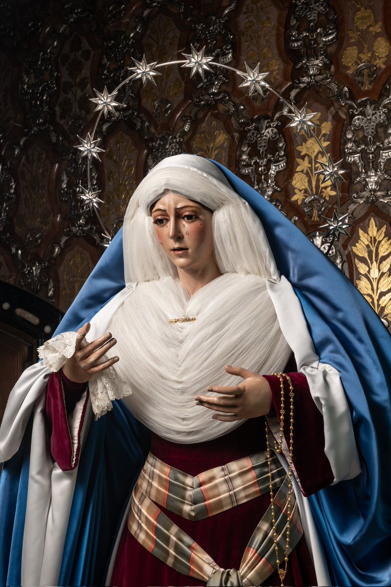 Hdad_Macarena's tweet image. MIÉRCOLES DE CENIZA | La Santísima Virgen de la Esperanza Macarena amanece vestida de hebrea, como hija fiel de Israel, para abrirnos el camino de la Cuaresma: tiempo de espera, conversión y confianza. 

Luce un conjunto conformado por el manto azul de raso, saya burdeos, fajín…