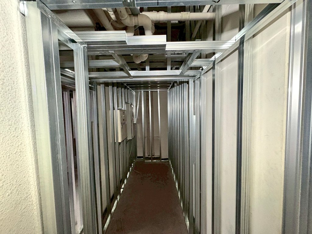 場所はどこでしょう？🥷🔥

※ヒント　駅徒歩5分圏内

骨組みを仕上げております🎉

3月末オープン予定です🥷🔥
フォローしてお待ち下さい✨

#ニンニン　#横浜　#旧裏　#ポケカ専門店