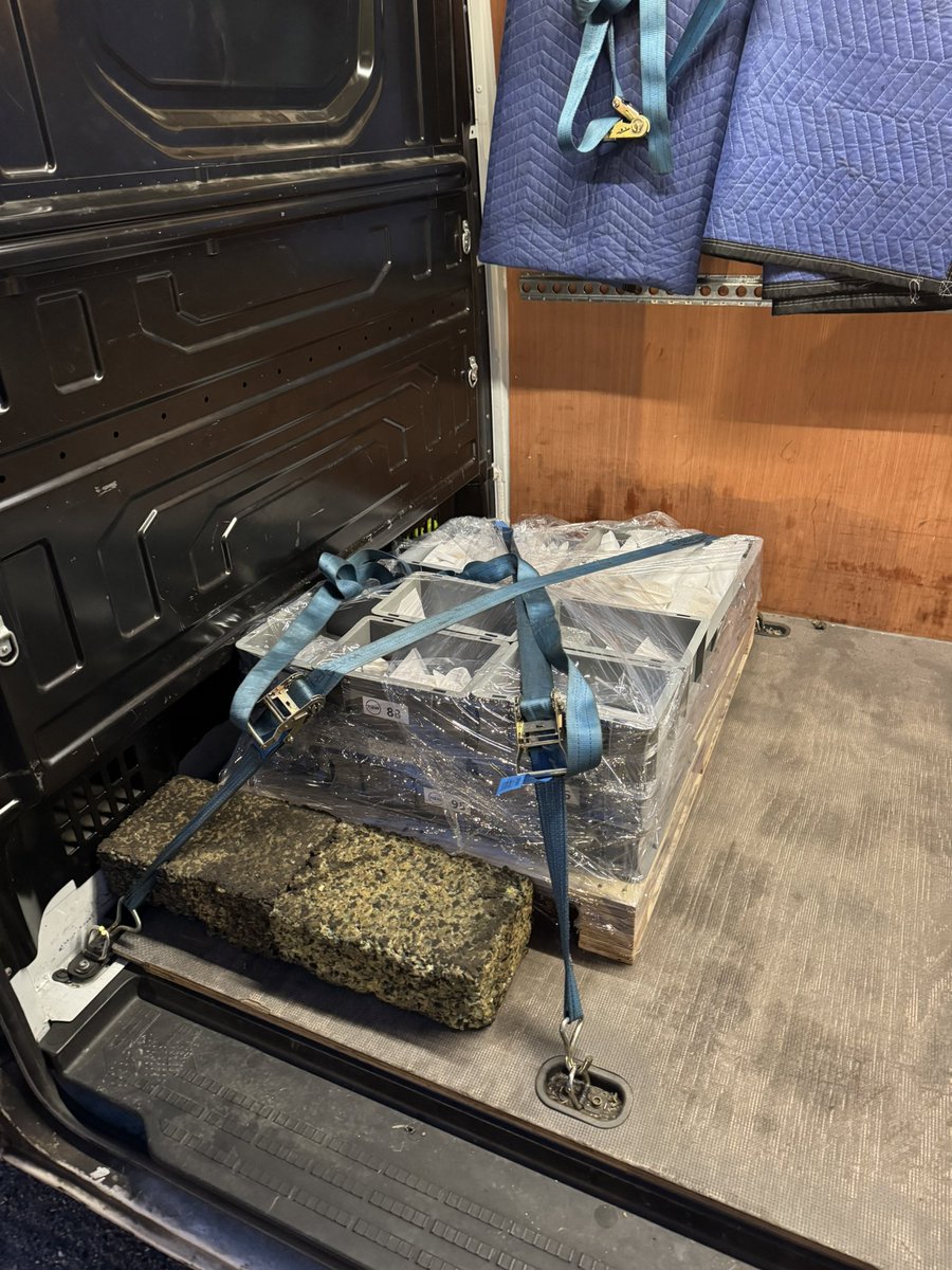 SameDayCoventry's tweet image. Hand balled my load off in #Mitcham, then was loaded with a small Euro #Pallet to return to #Birmingham, now it’s around the corner to South #Wimbledon for a collection. 🚚