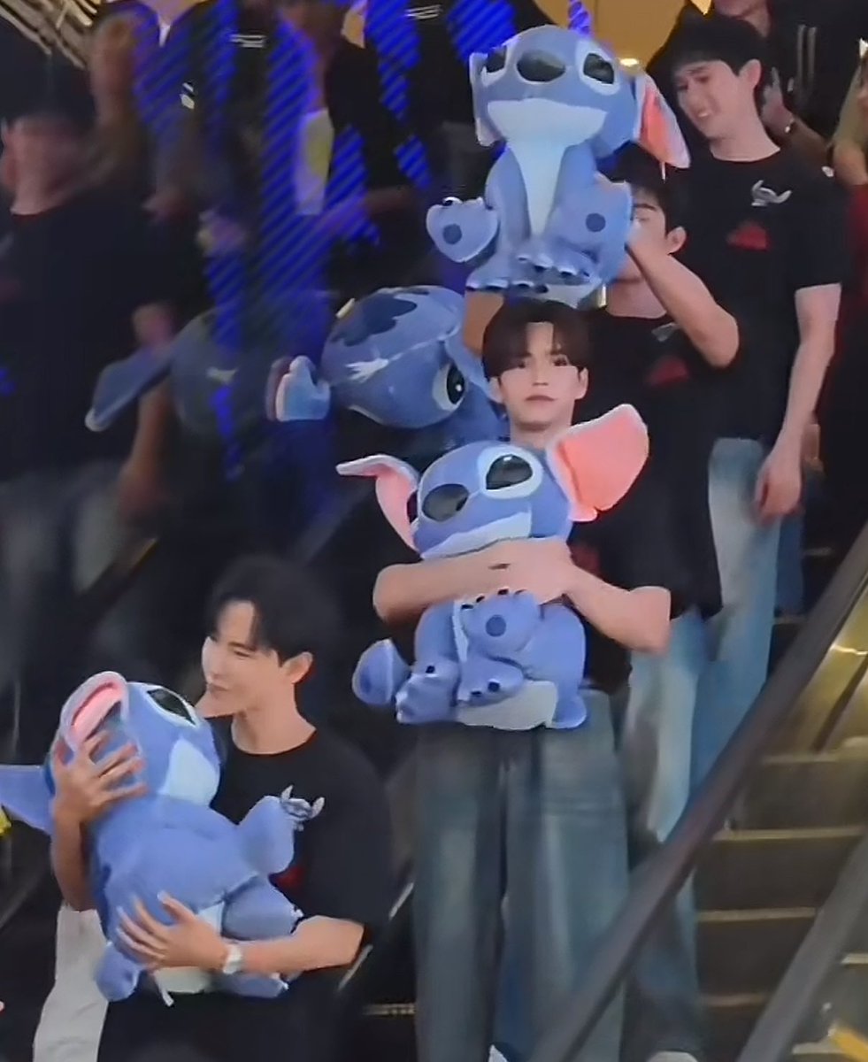 รูปเดียวอธิบายความเป็นตัวเองของ 9697 ได้มากก551515555 พี่ฟอสก็จะดุดันๆหน่อยชูสติชเป็นซิมบ้า55555 บุ๊คจะซนๆเอาน้องวางไปกับราวจับ พี่จูจะออกแนวอบอุ่นอุ้มเป็นเด็กคนนึงเลย น้องม้าคจะนุ้บนิ้บๆนิ่งๆ คาแรคเตอร์โคตรชัดด