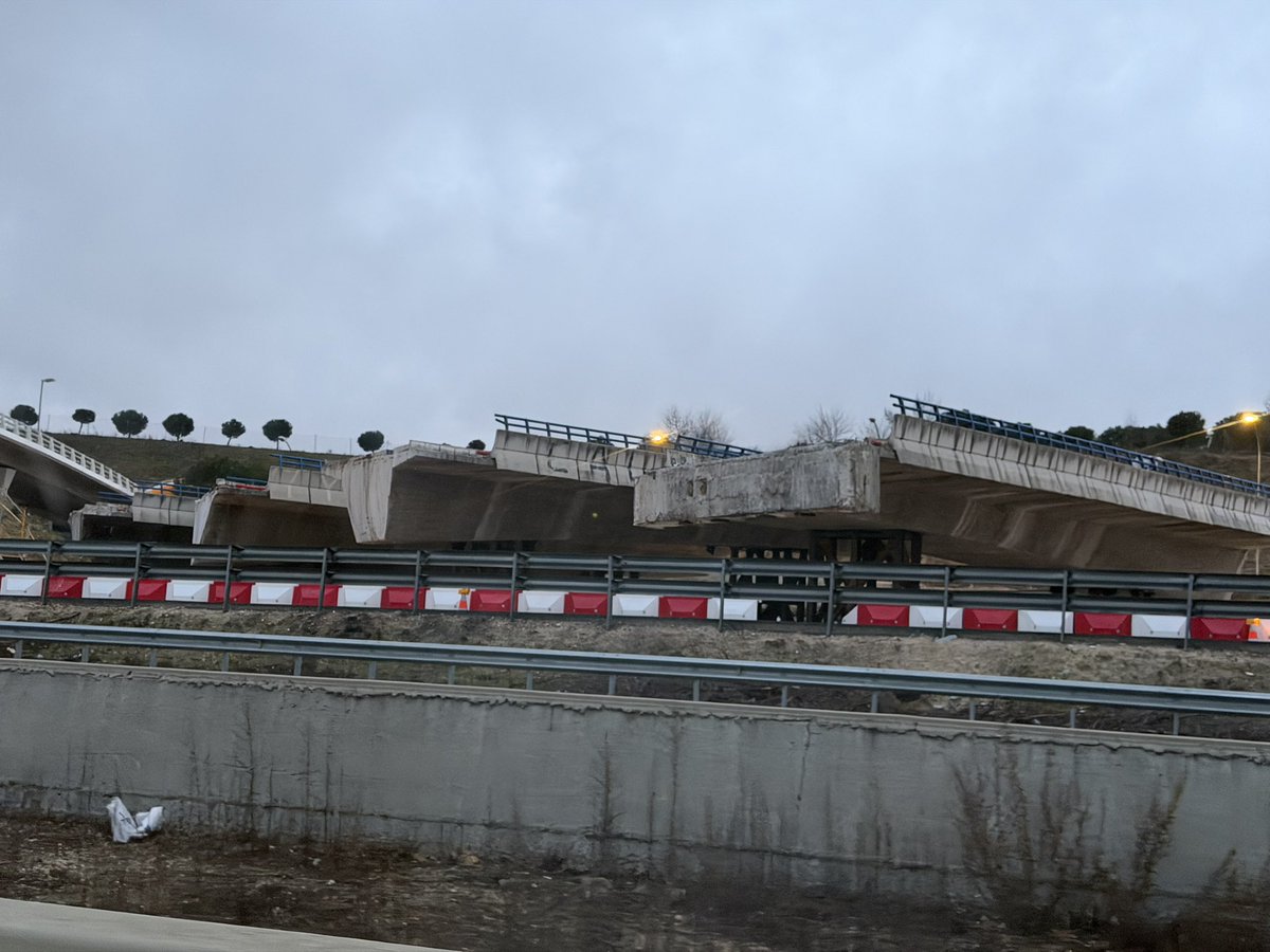 Eso es el puente de salida de Sanchinarro a la M-40. Lo desmontaron en noviembre para unas obras que supuestamente iban a durar dos semanas. Estamos a finales de febrero y el puente sigue desmontado y sin ninguna máquina trabajando. ¿Hasta cuándo? Perdemos 20 minutos cada mañana.