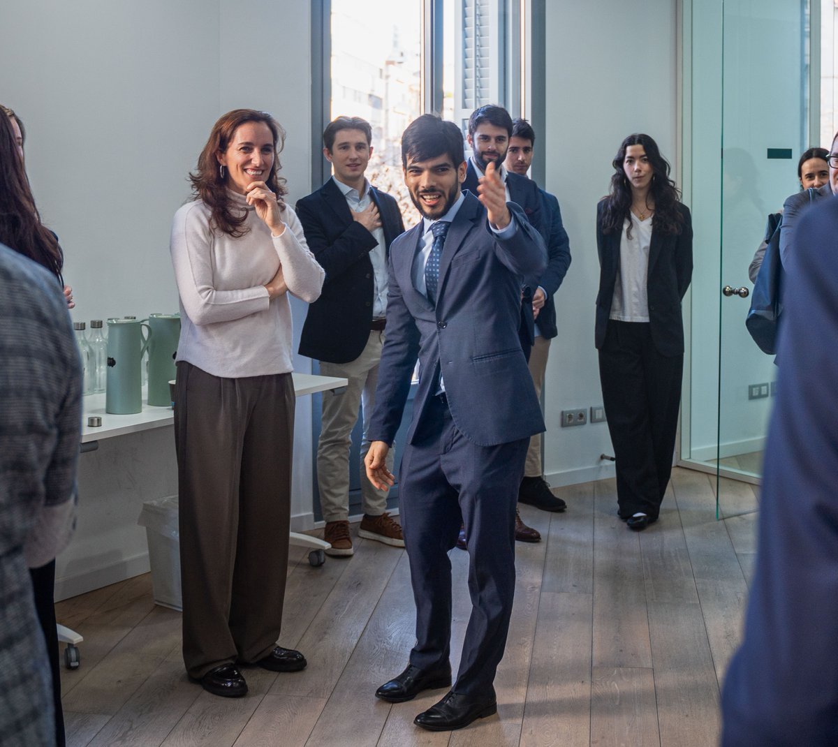 be_bartlet's tweet photo. La ministra de Sanidad, @Monica_Garcia_G, en la sede de beBartlet en Barcelona.

Una conversación con directivos de compañías nacionales e internacional sobre las líneas estratégicas del ministerio para 2026. https://t.co/jxRUZCup9N