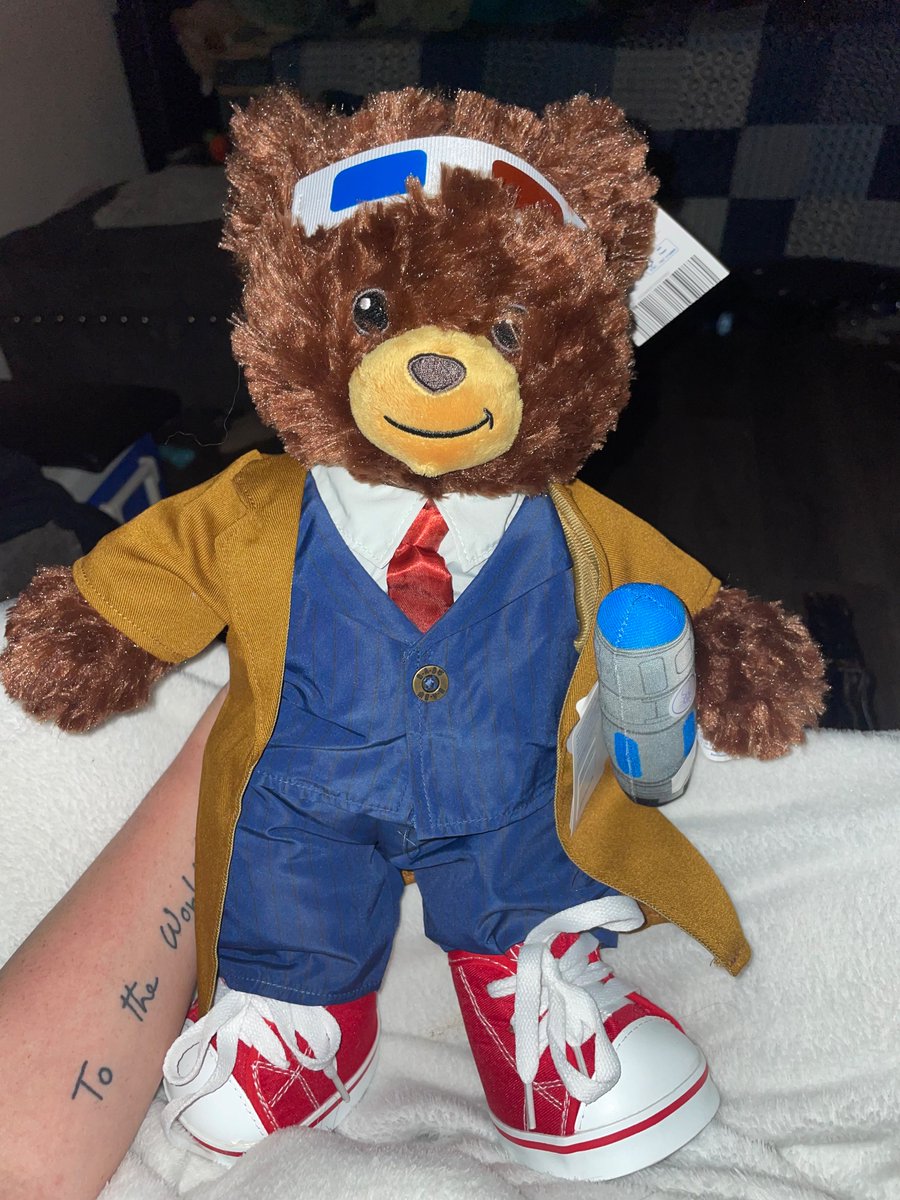 DeexScience's tweet photo. My present was a #DavidTennant  #DoctorWho Build a bear. The sonic even makes sound!! lol. You wouldn’t think I’m 36. I have the 14th on its way. Just sad they don’t have the 11th doctor. Cute as hell https://t.co/qosiGNO4dT