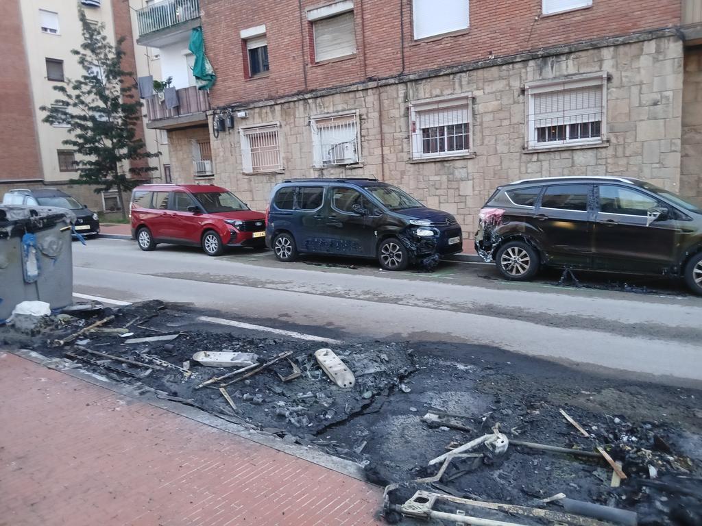 manuleom's tweet photo. Y así amanecimos.Gentuza poniendo en peligro de nuevo la vida de personas humildes obreras y provocando desperfectos en vehículos.
Lo de siempre.
@mossos
@bcn_ajuntament
@jaumecollboni
@beteve 
@20m 
@FAVBcn 
#noubarris
#9barris https://t.co/QqqKe1PODF