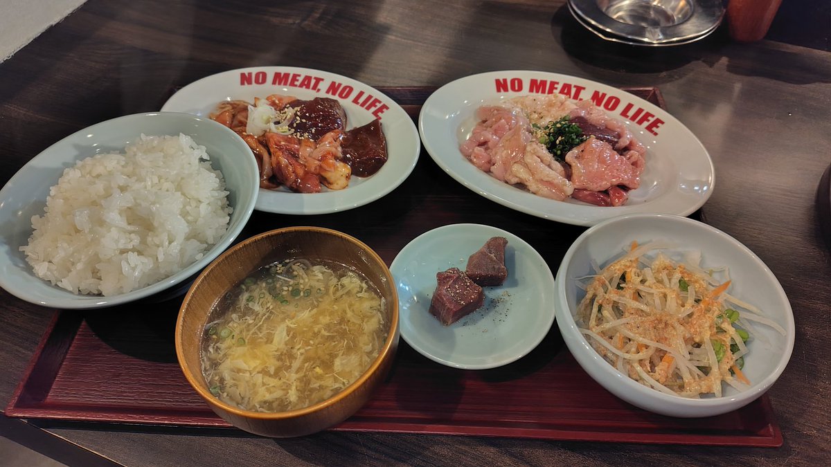 チンズリーナ先生に教えて貰った
仙台のホルモン屋のランチの
ホルモン定食を食べて来ました(๑'ڡ`๑)
1280円だったので量が少ないと思って牛油そばも注文したら
ホルモン定食自体の量が
予想以上に多くてビックリしたw
この価格で炭火の七輪が出てくるのすごい( '∀`)
続く 