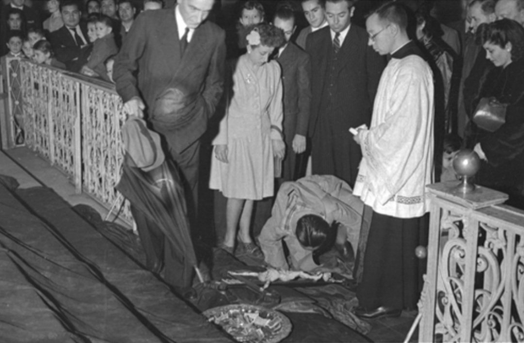Ojala la semana santa vuelva a tener ma sacralidad que merece y debe tener. He visto iglesias pitucas y pobres ser igualmente poco serias al respecto. Hubo una epoca en que quienes eran catolicos no temian hacerse pequeños ante EL