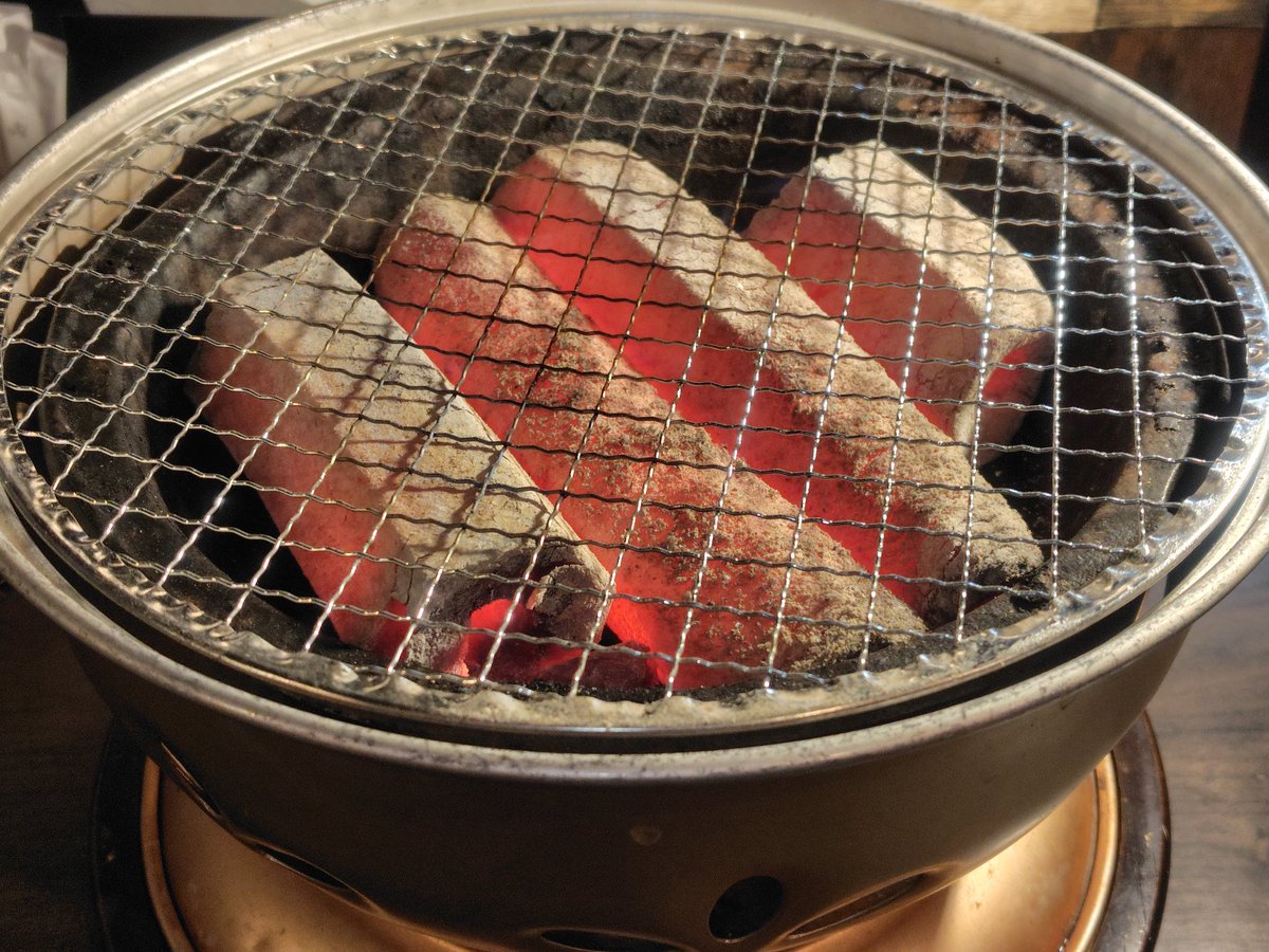 チンズリーナ先生に教えて貰った
仙台のホルモン屋のランチの
ホルモン定食を食べて来ました(๑'ڡ`๑)
1280円だったので量が少ないと思って牛油そばも注文したら
ホルモン定食自体の量が
予想以上に多くてビックリしたw
この価格で炭火の七輪が出てくるのすごい( '∀`)
続く 