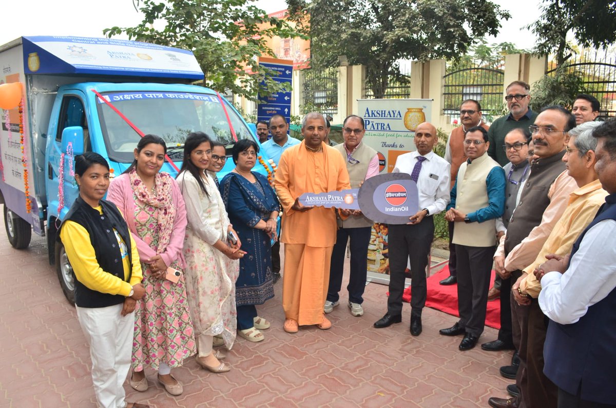 IOCL_Rajasthan's tweet photo. Energy for the Nation, Nutrition for Children. 
Reinforcing IndianOil’s commitment to well-being &amp; healthcare, ED &amp; SH, RSO handed over a bakery machine &amp; EV delivery vehicle to Akshaya Patra Jaipur—supporting 1.15 lakh students with better nutrition, efficiency &amp; green mobility. https://t.co/WcFbpRybJr