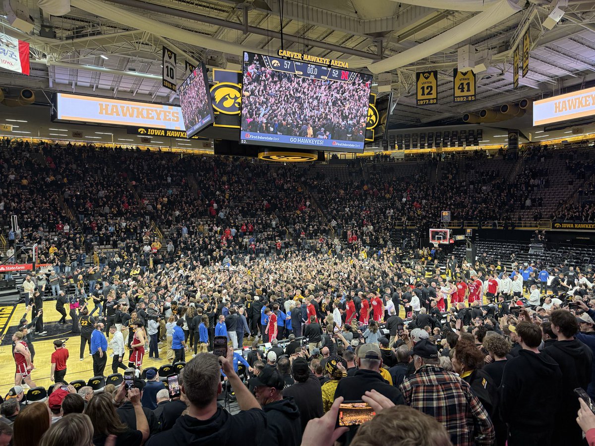 ScottDochterman's tweet image. I can’t remember the last time I saw a full student section rush the floor at Iowa.