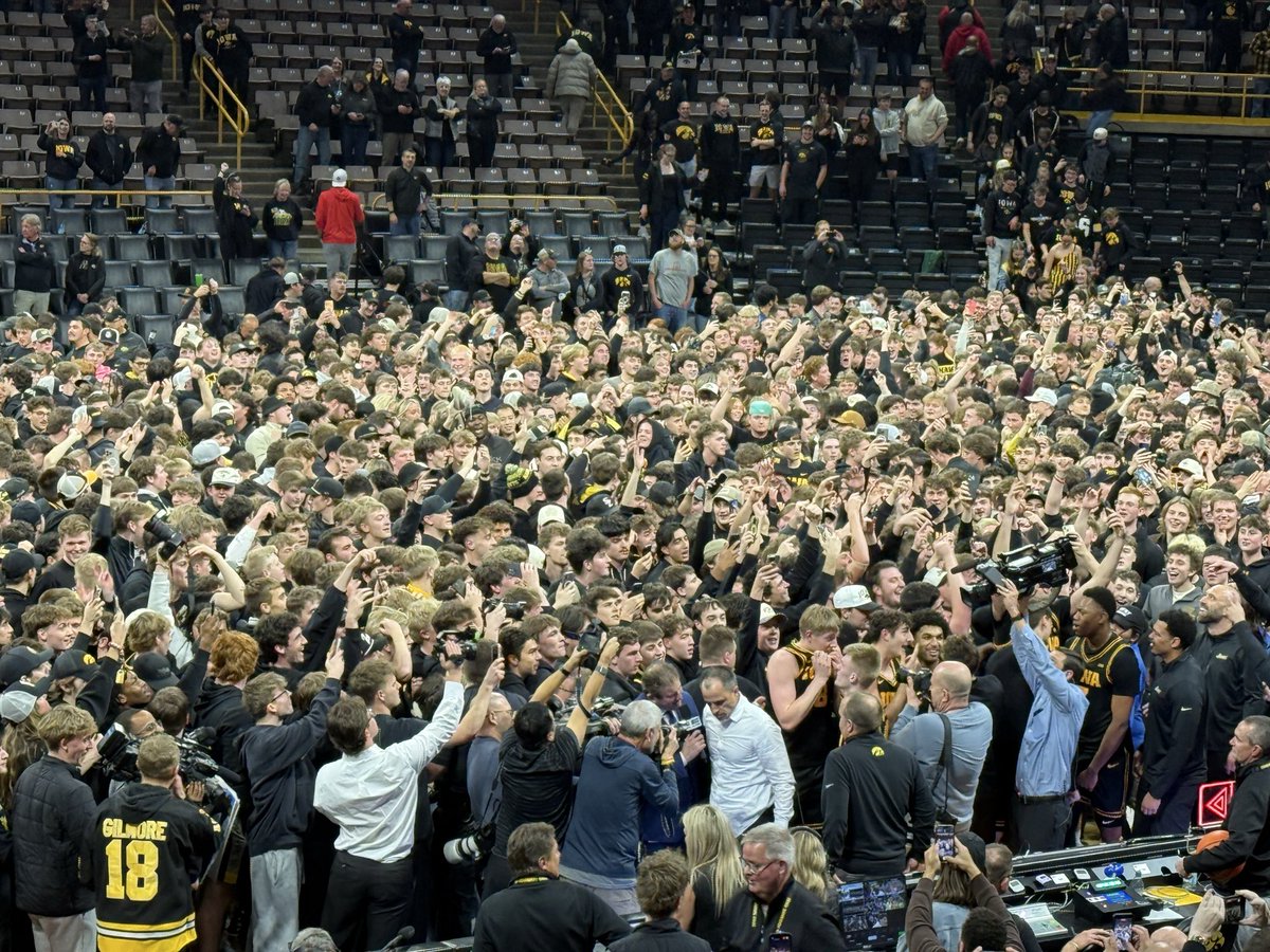 ScottDochterman's tweet image. I can’t remember the last time I saw a full student section rush the floor at Iowa.