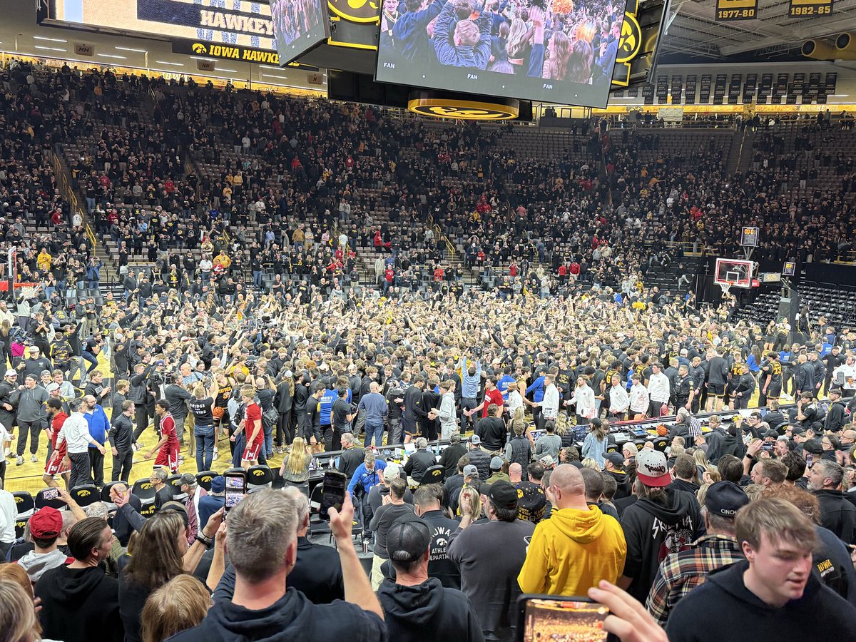 ScottDochterman's tweet image. I can’t remember the last time I saw a full student section rush the floor at Iowa.