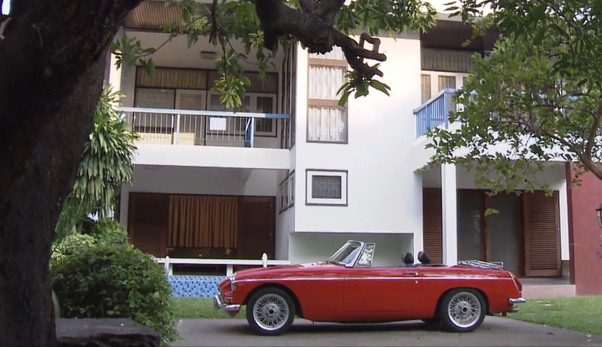 หน้าตาบ้านยุคนั้นจะประมาณนี้ (อันนี้เอามาจากเรื่องสุดสายป่าน) ใครไปอ่านนิยายเก่า ๆ ในยุคนั้น เขาจะบรรยายว่า “บ้านสมัยใหม่ทรงสี่เหลี่ยม” ความพิเศษบ้านยุคนี้คือใช้กระจกทรงสี่เหลี่ยมเยอะ หน้าต่าง ประตู เป็นกระจกหมด แล้วก็ชอบมี brick glass ตกแต่งอีก ใครสายสถาปัตย์มาเพิ่มเติมได้นะคะ