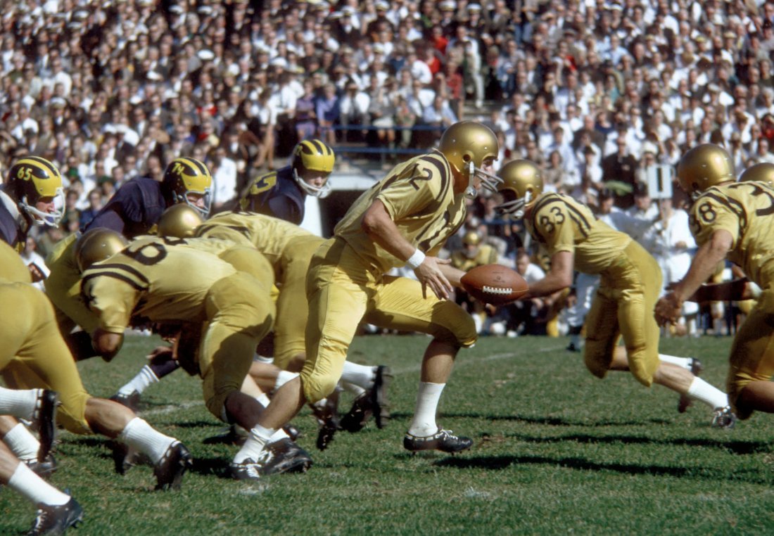 HistColFootball's tweet image. Roger Staubach, Navy Midshipmen against the Michigan Wolverines, Oct 5, 1963. Navy 26 Michigan 13. #GoNavy #CollegeFootball @ClintKPoppe