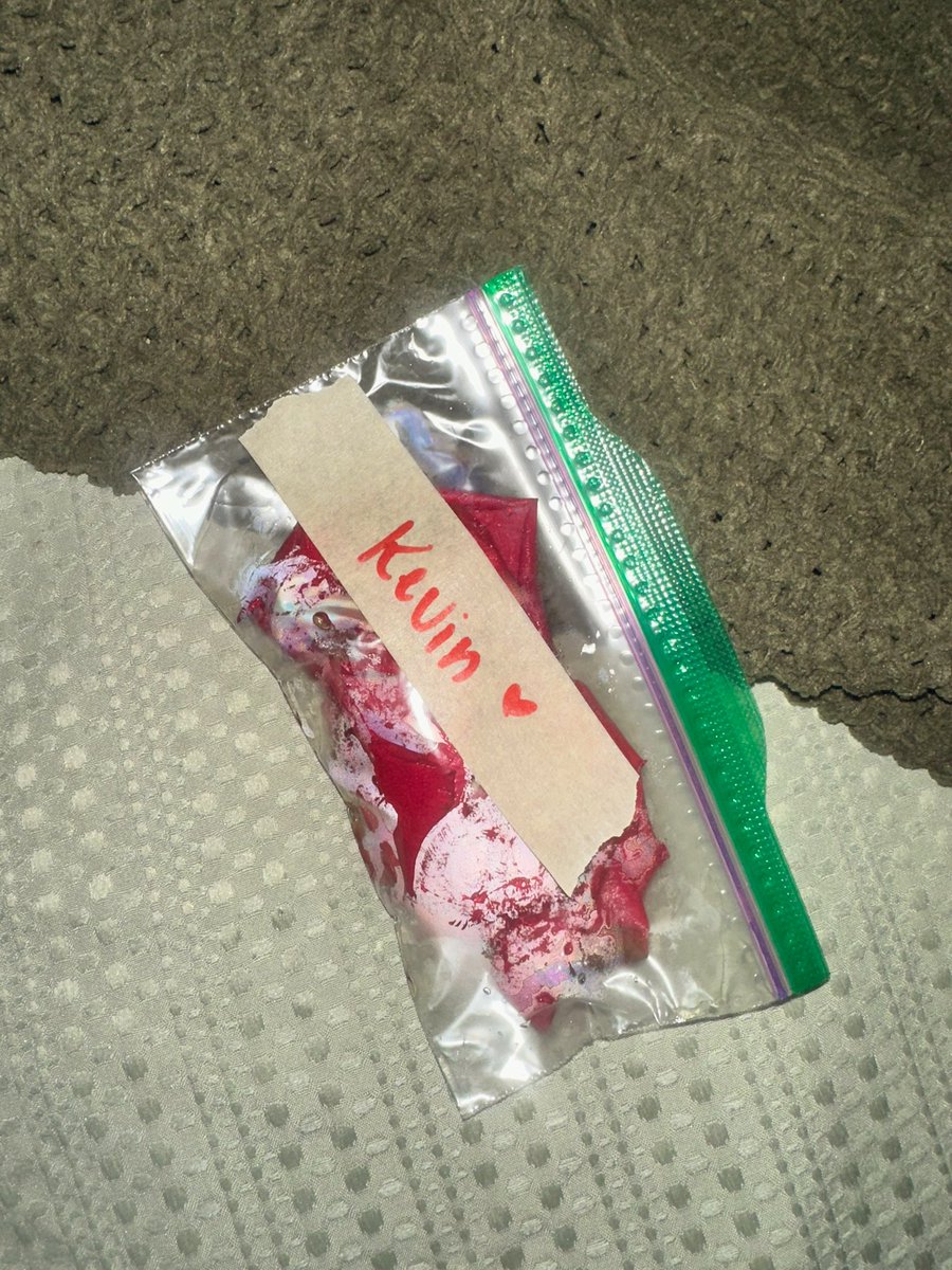 GodddessFoxx's tweet photo. Kevin just sent $500 for me to send him the rose petals from my bath these evening

Everybody say good boy to kevin 🌹 https://t.co/Pe52iRu3Gz