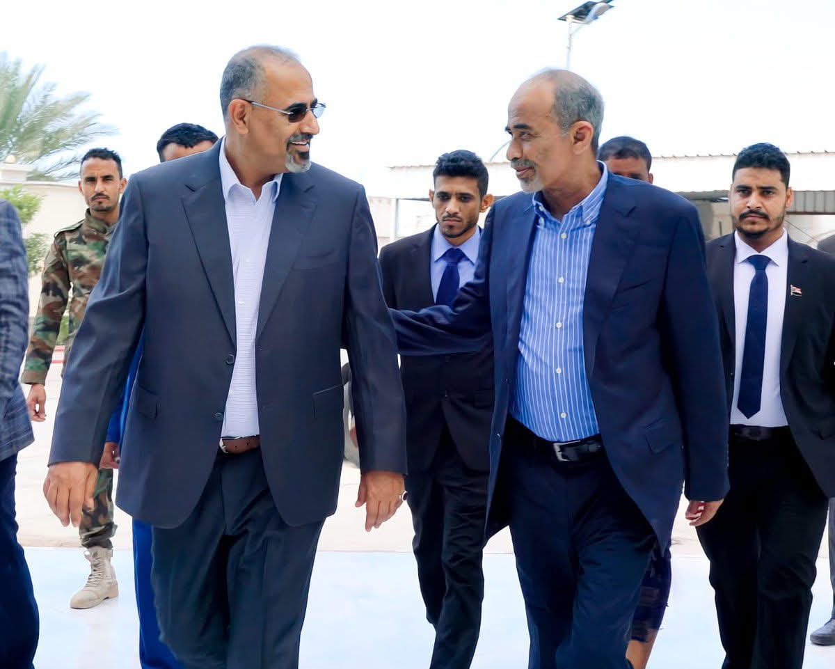 القريق محمود الصبيحي، خير قائد جنوبي خلف، لخدمة الجنوب وشعبه وقضيته اليوم.
فدعوا عقلية التشكك والتخوين والاهتمام بالمظاهر الصغيرة 
ولا تنسوا ان الزبيدي نفسه كان يعقد لقاءات رسمية بقصر المعاشيق الرئاسي وخلفه صورة العليمي وجواره علم الجمهورية اليمنية
ثقافة التخوين لا تجلب خيرا لأحد