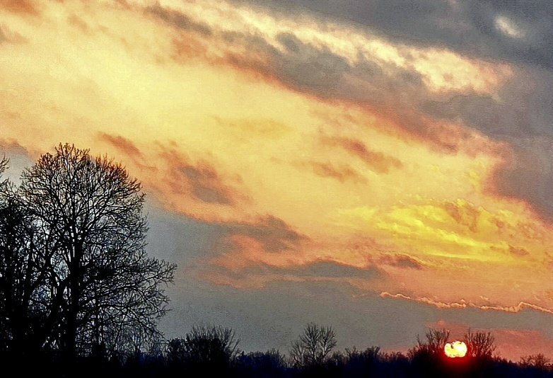AdlessMozy's tweet photo. How could I be writing when nature sabotage me? This gorgeous sunset pulled me out.
#writingscifi 
#readersoffacebook 
#HouseOfDanu 
#writersoftiktok 
#scifibooks https://t.co/cJOiLsofYj