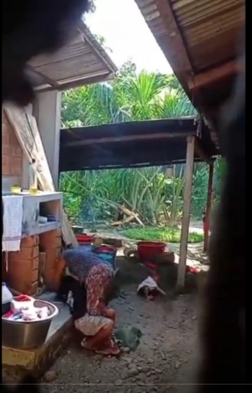 #InternacionalClickTvSm
Un caso que conmociona: una hermana grabó el brutal castigo que su madre habría infligido a su hermano en Condorcanqui, Perú.
La Policía ya intervino y la mujer fue capturada.
Más información aquí.👇🏾
clicktvtumagazine.wixsite.com/clicktvsm/post…