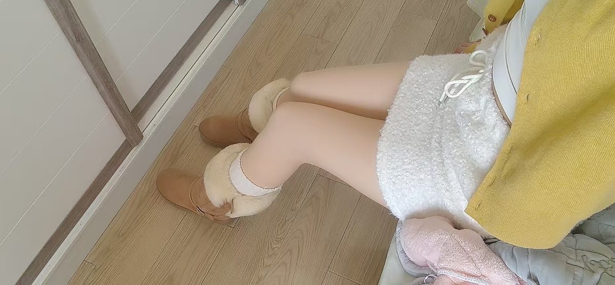 Eason375L's tweet photo. 祝大家新年快乐，小狗浅露一下。
#sp #spank #美腿 #丝袜 #女大 https://t.co/3BMPmJZCIM