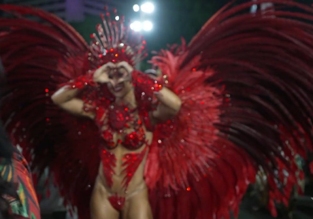 Dor de cabeça, vontade de fazer xixi, sem comer, pressão gigantesca, 12kg nas costas da fantasia e mesmo assim sendo simpática com todos e com um sorriso no rosto 

Virgínia Fonseca GIGANTE, não é atoa que é o nome do carnaval