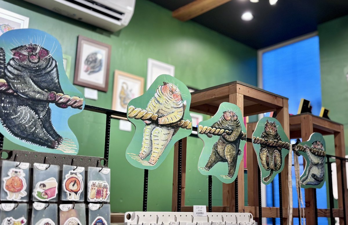 昨日 #ねこのきたむら 個展「#ねこにかかれば 」
の設営でした…!

いよいよ明日開幕です！
ねこのきたむら個展は明日2/19(木)11:00Open🚩

少しでも楽しんでいただける空間を目指しました！

⚠️同会場2階では10時より抽選販売となりますが、ねこのきたむらは告知通り11時Openの抽選販売は行いません。