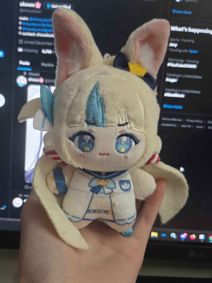 shouukyun's tweet photo. squeaky fish home!!
so cute in person XD 
thanks @booniecake for making her so perfect!!!!!!! 🐟🐟🐟 https://t.co/HlGhRLKQ46