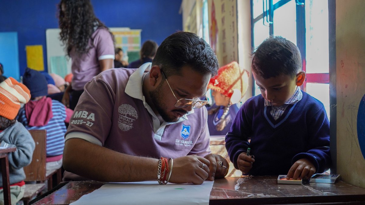 IIM_Sirmaur's tweet image. Sankalp, the CSR Cell of @IIM_Sirmaur , spent a day at Government Senior Secondary School, Tokiyon, for Khushiyo Ki Pathshala, an outreach where our volunteers joined the children in activities that turned an ordinary day into something more #lively and #colourful.