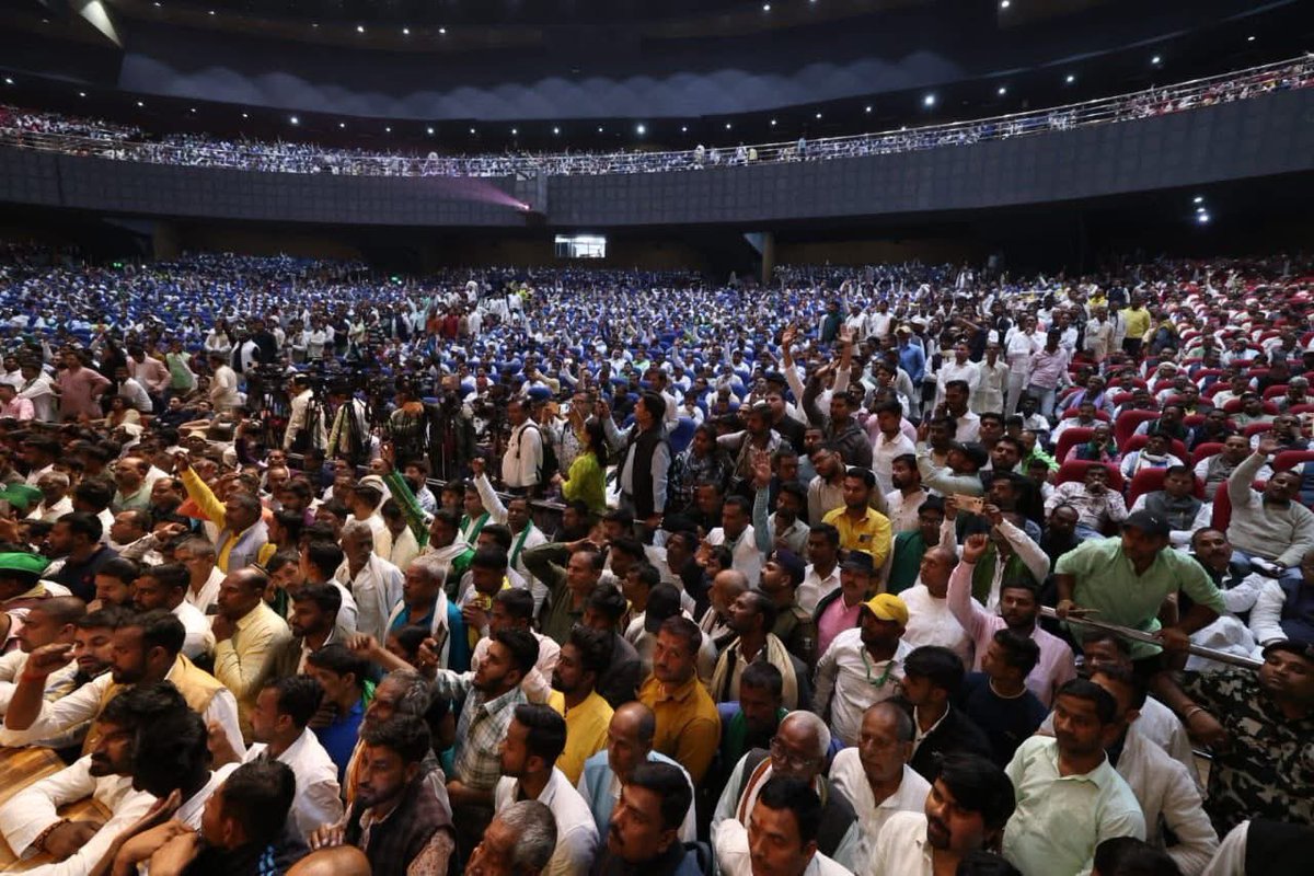 भारत रत्न, बिहार के पूर्व मुख्यमंत्री जननायक कर्पूरी ठाकुर जी की पुण्यतिथि के अवसर पर कल पटना के ऐतिहासिक बापू सभागार में आयोजित विशाल सभा में उपस्थित होकर उन्हें विनम्र श्रद्धांजलि अर्पित किया ।

गरीब, दलित, पीड़ित, वंचित और शोषित समाज को सम्मान और अधिकार दिलाने के लिए उनका पूरा
