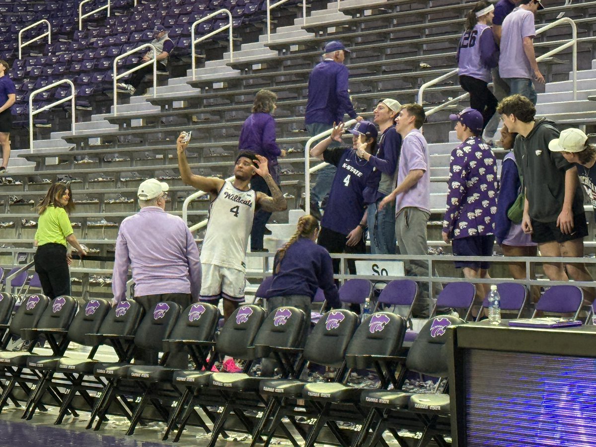 KoleEmplit's tweet image. The fans won’t let PJ Haggerty get to the locker room. 

He dropped 34 for the Wildcats
#KStateMBB