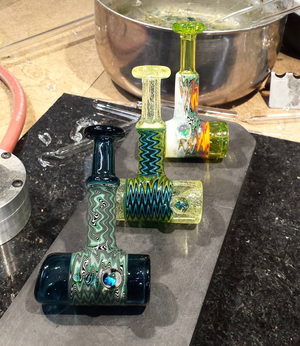 paulbrehm_'s tweet photo. UV hammers lining up #forsale #glassofig #mnglass #hammerpipe #opal #wigwag #wfayo #highlife #highsociety #dabbersdaily #weshouldsmoke #americanglasspipe #americanglass #americanfolkart #folkart #functionalglass #functional #functionalart #craft #hammer #goldengateglass #dl4boro https://t.co/h1dZPEWrcn
