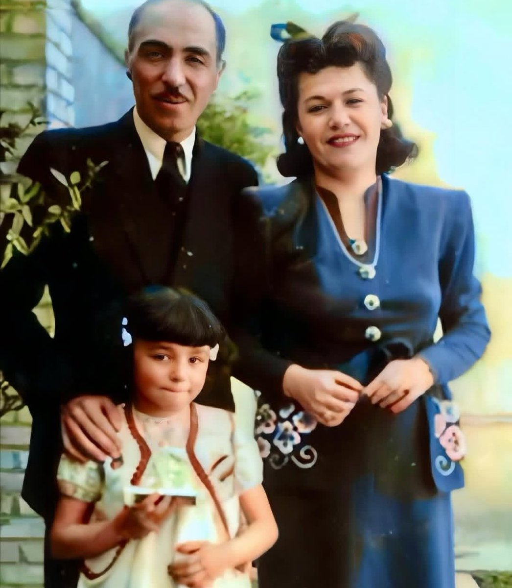 چقد خوبه که هم میدونیم پدرمادر خودش کیه، هم پدربزرگ و مادر بزرگش!
اون کوچولوی خجالتی فرح پهلوی هست با پدر و مادرش