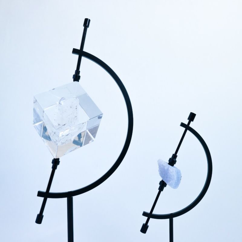 ウサギノネドコ東京店では、「キャリパーディスプレイ」を販売しています。地球儀のフレームを連想させるこちらのアイテム、鉱物やアクセサリーなど様々な小物を挟んで飾ることができます。Sサイズは約5〜70mmのものをディスプレイすることが可能です。