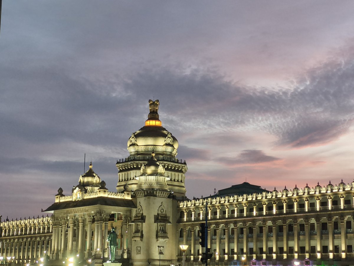 Crypto_Oast's tweet photo. This photo reminds me how powerful it feels to stand in front of history at golden hour—the sky, the lights, the architecture all made the moment feel bigger than me. It’s one of those places that quietly resets your perspective. ✨ @DataHaven_xyz https://t.co/xBDXr3f7Ip