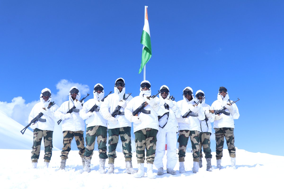 soldier_update's tweet photo. ❄️Amid knee-deep snow and freezing sub-zero
temperatures at Forward Defended Localities #FDLs on
the #LOC, the #BSF stands fearless. With unwavering
courage and dedication, these brave hearts guard our
nation every single day. #BraveHearts #DeshBhakti #NationFirst https://t.co/1kMfQpLVCz