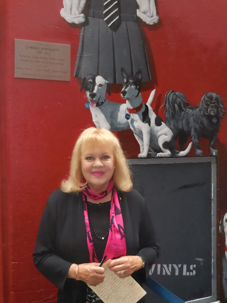 LittlePattieAu's tweet photo. On this day in 2015, the opening of Amphlett Lane in honour of Chrissy Amphlett ❤️
#chrissyamphlett #amphlettlane #melbourne #patriciaamphlett #littlepattie #charleydrayton https://t.co/XPrLzZYiz6