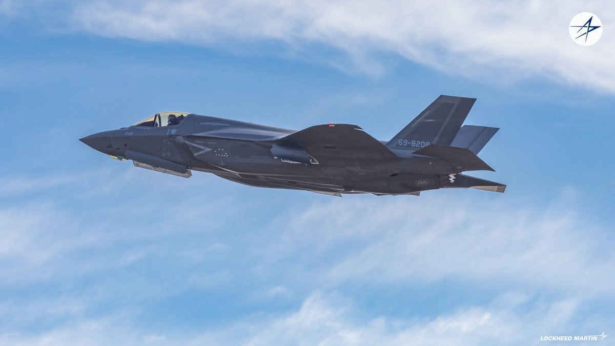 LMJapanNews's tweet image. 日本における #F35B の配備がさらに拡大しています✈️

2月7日に航空自衛隊の新田原基地で、F-35Bの追加配備を記念する式典が行われました！今回の配備拡大により、複数機体の運用柔軟性が高まるとともに、同盟国との連携強化にも寄与します。