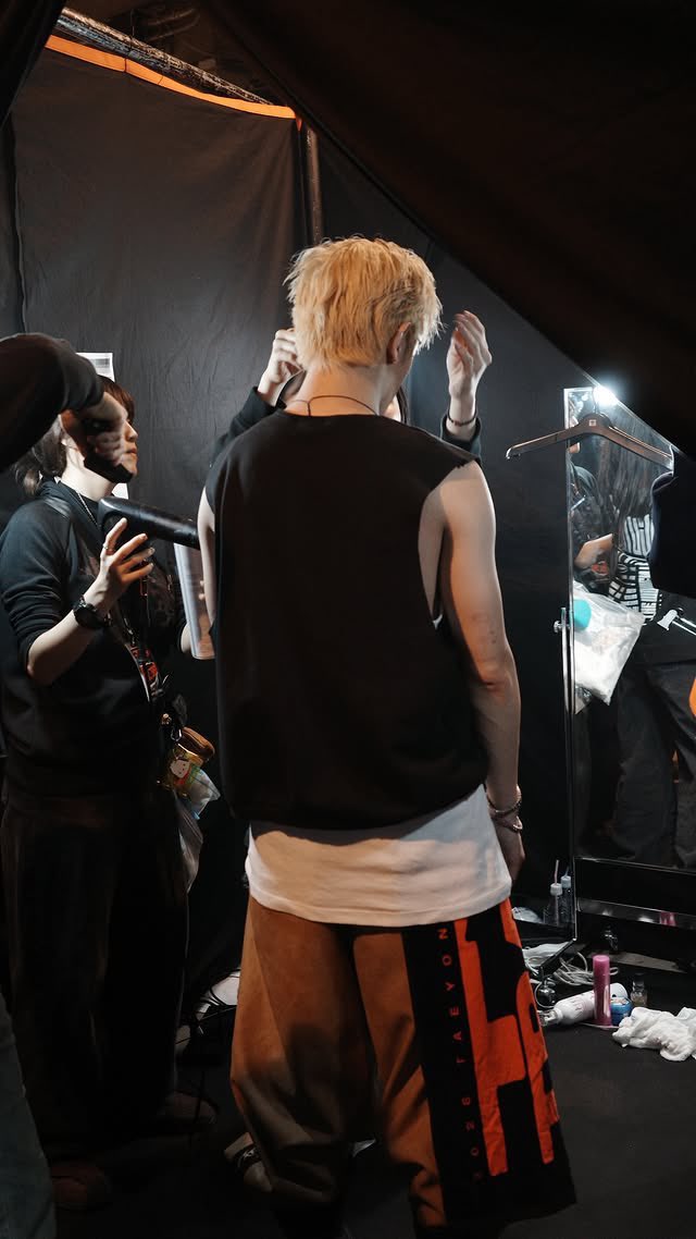 これが噂の、前髪早替え？VCR中に最初下ろしてた前髪をセンター分けにして出て来てメントで早替え自慢してたのもかわいいし

🌹Handsome (ﾄﾞﾔ)

って言って決め顔しててあまりの顔の良さに黙っちゃった… テヨンコンでしか味わえないテヨンの味みたいなのが有るね………