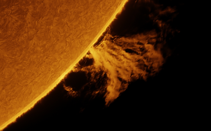 本日の太陽です。
昨日投稿させていただいた南西に出現のプロミネンスですが、今日は少し育っていたので再度投稿させていただきます。
2026.02.18 01:57 UT (10:57 JST)
200mmF12 x2.5, Daystar QuantumSE 0.28Å, ASI-174MM, Pentax MS-5 NS5000