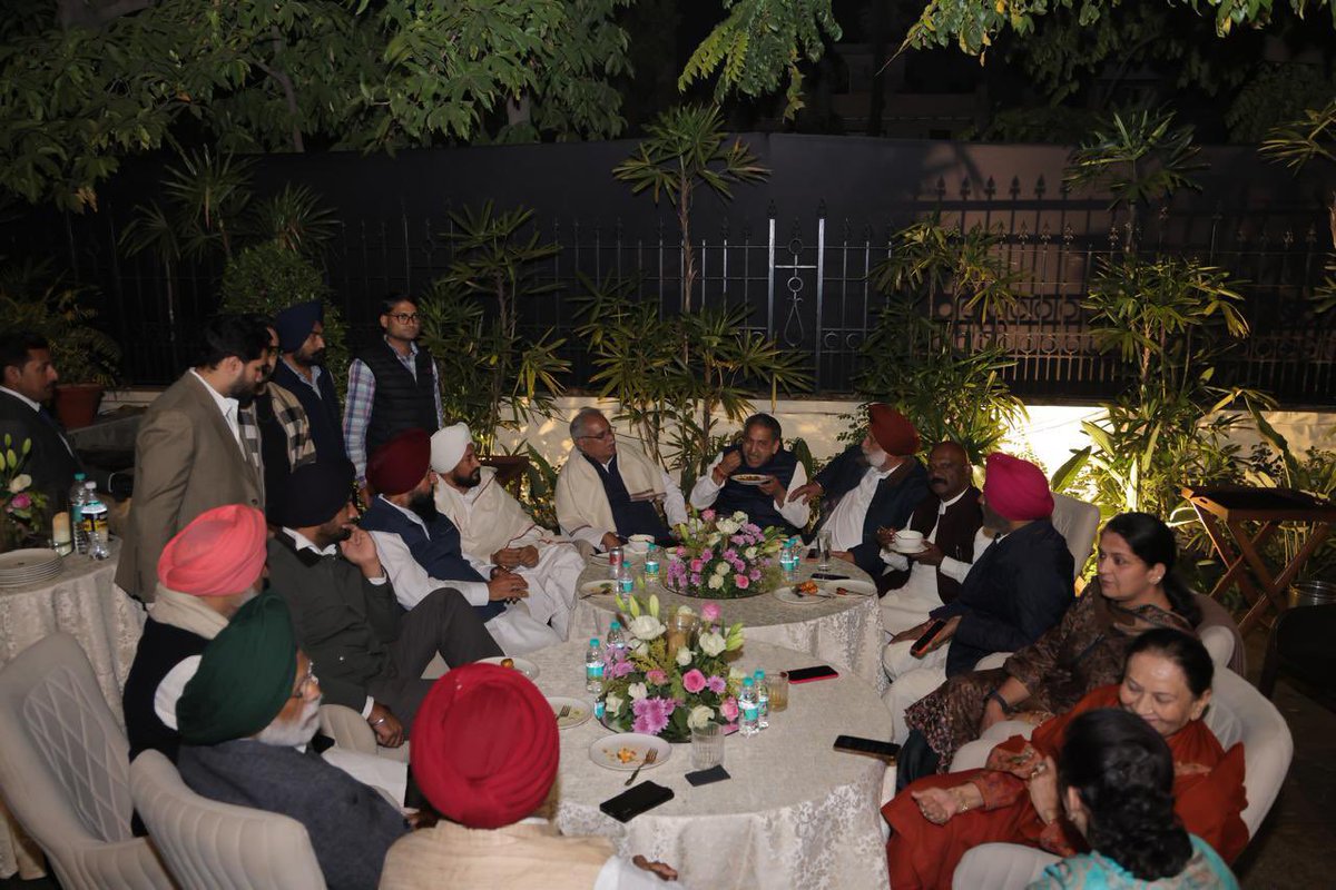 Dinner Diplomacy in Punjab Congress !!

Partap Singh Bajwa invited big Punjab Congress leaders for dinner.

Even his arch rivals Tript Rajinder Bajwa and Bharat Bushan Ashu came.  

Ashu didn't even let Partap Singh Bajwa and state president Raja Warring to campaign for him