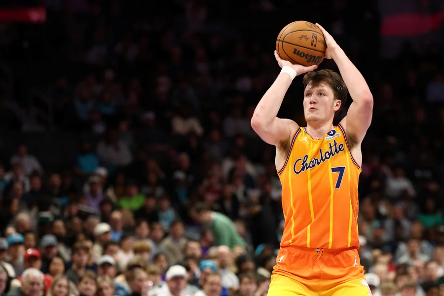 tigas_lend's tweet photo. You have the notion that Kon Knueppel made 100 three-pointers in 43 games, but now he's already made 83 more in just 11. If he continues at this pace, he could make 100 threes in 20 games, and with that, 200 threes in just 63 games this season. https://t.co/yakw9i5SnT