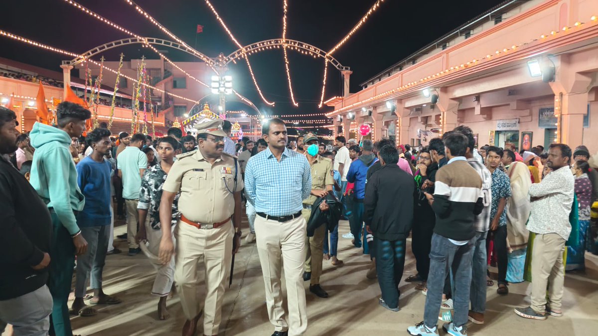 SPTumkur's tweet photo. ಸಿದ್ದಗಂಗಾ ಮಠದ ಜಾತ್ರಾ ಮಹೋತ್ಸವದ ಪ್ರಯುಕ್ತ ಮಠದಲ್ಲಿನ ಬಂದೋಬಸ್ತ್ ನ್ನು ಪರಿಶೀಲಿಸಲಾಯಿತು.
#TumakuruDistrictPolice
#Siddagangamata
#Bandobasth
@venkatashok https://t.co/vdZKtNVuLP