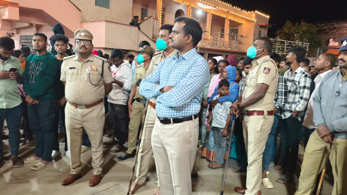 SPTumkur's tweet photo. ಸಿದ್ದಗಂಗಾ ಮಠದ ಜಾತ್ರಾ ಮಹೋತ್ಸವದ ಪ್ರಯುಕ್ತ ಮಠದಲ್ಲಿನ ಬಂದೋಬಸ್ತ್ ನ್ನು ಪರಿಶೀಲಿಸಲಾಯಿತು.
#TumakuruDistrictPolice
#Siddagangamata
#Bandobasth
@venkatashok https://t.co/vdZKtNVuLP