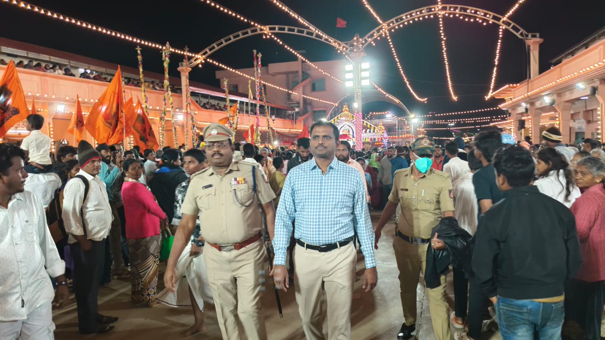 SPTumkur's tweet photo. ಸಿದ್ದಗಂಗಾ ಮಠದ ಜಾತ್ರಾ ಮಹೋತ್ಸವದ ಪ್ರಯುಕ್ತ ಮಠದಲ್ಲಿನ ಬಂದೋಬಸ್ತ್ ನ್ನು ಪರಿಶೀಲಿಸಲಾಯಿತು.
#TumakuruDistrictPolice
#Siddagangamata
#Bandobasth
@venkatashok https://t.co/vdZKtNVuLP